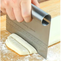 Teigschaber Edelstahl S 15 cm mit Griff und Skala in cm...